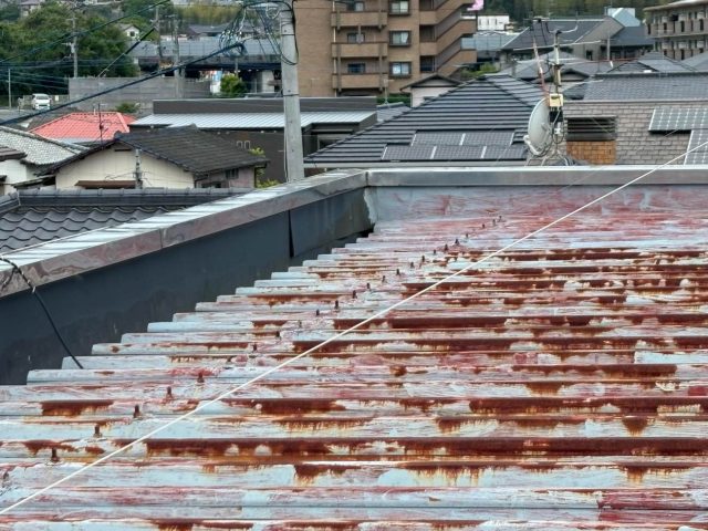 筑紫野市の錆びた折板屋根