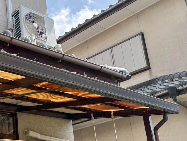 大野城市にて「ベランダ屋根の変色が気になる」ポリカ波板への交換工事をご提案