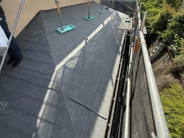 小郡市のルーフィングが敷かれた差し掛け屋根