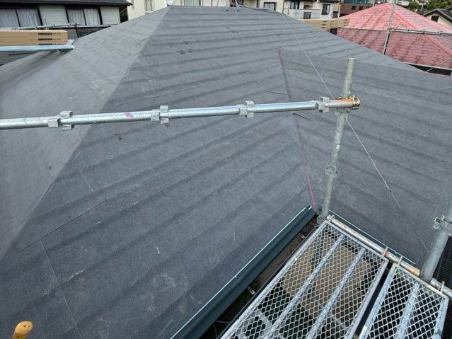 小郡市で「初めての屋根リフォーム」カバー工法における防水シートの敷設工程をご紹介