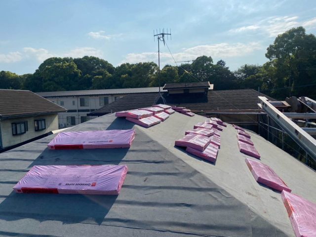 東区のカバー工事に使用する屋根材の設置前段階