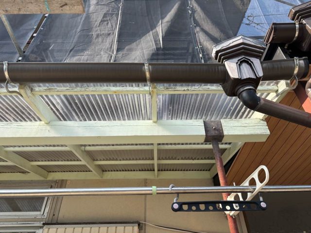 新宮町で新しい波板の設置中