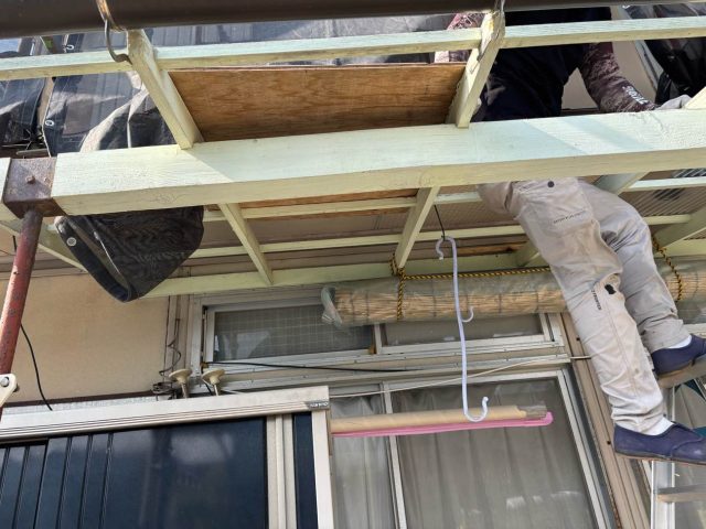 新宮町で波板の交換作業中