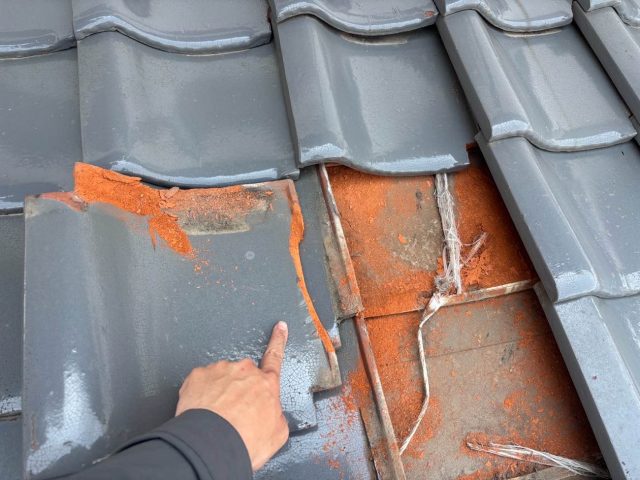 福岡市東区の調査で見つかった瓦の劣化