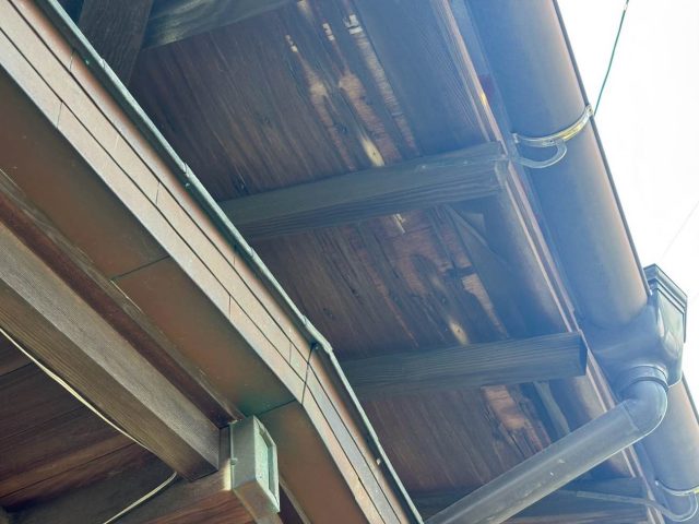 福岡市東区の雨漏りした戸建ての軒天が腐食