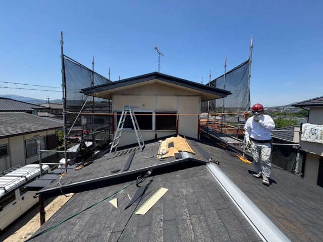 新宮町で屋根補修中の職人