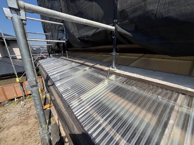 新宮町で新しく樹脂波板を施工中