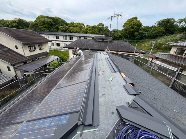 東区で棟の設置準備が進むオークリッジスーパーの屋根