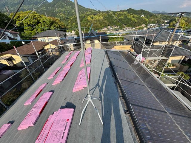 東区のカバー工事に使用する屋根材の準備