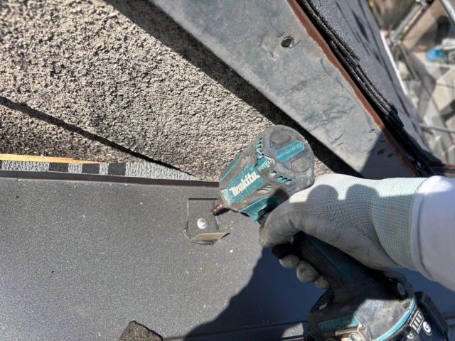 福岡市博多区でビス止めを行う職人