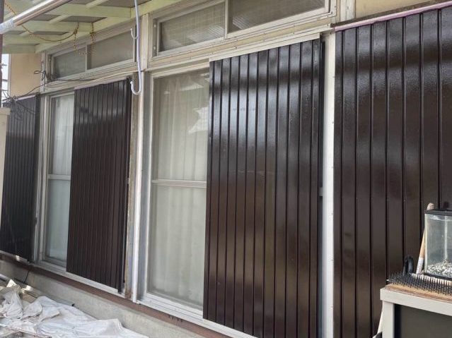 糟屋郡新宮町｜賃貸戸建ての錆ついた雨戸と壁面鉄部を塗装して建物を美しく保つ