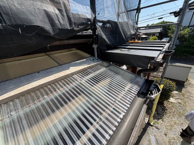 新宮町の樹脂波板の交換を行っているところ