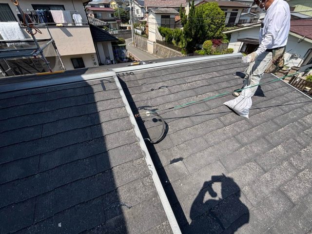 新宮町で屋根補修を行う職人