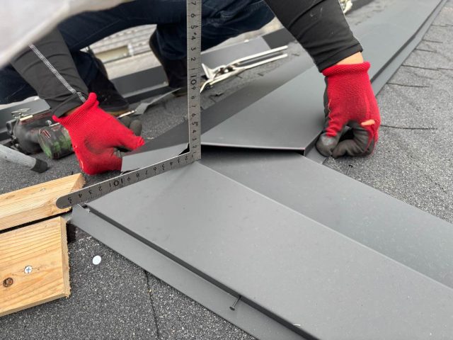 東区で棟板金を施工中の職人
