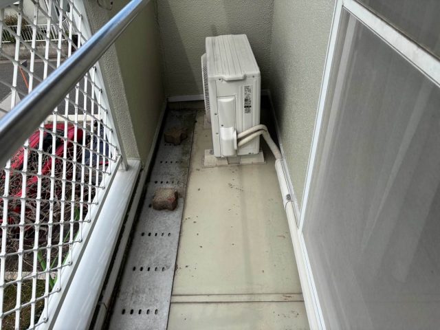 福岡市東区で雨漏りしていたベランダに置かれた室外機