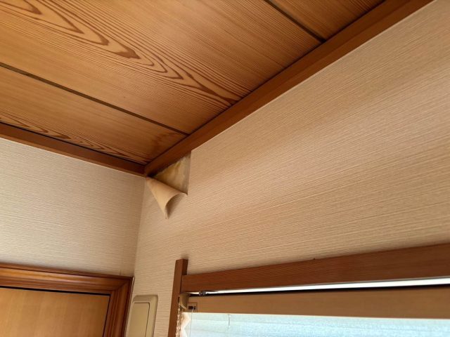 福岡市東区で雨漏り起こったクロスの剥がれ