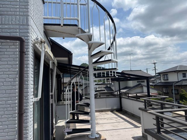 福岡市東区の老朽化した階段