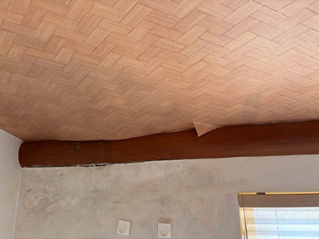 宇美町の雨漏りによる天井クロスの剥がれ