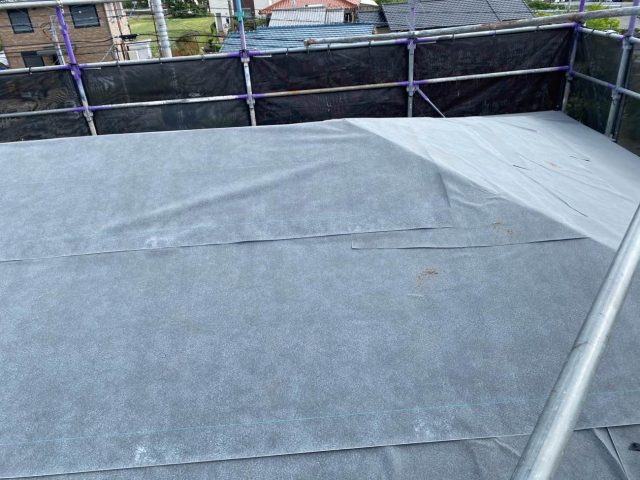 宇美町で屋根材を乗せるまえの防水シート状況
