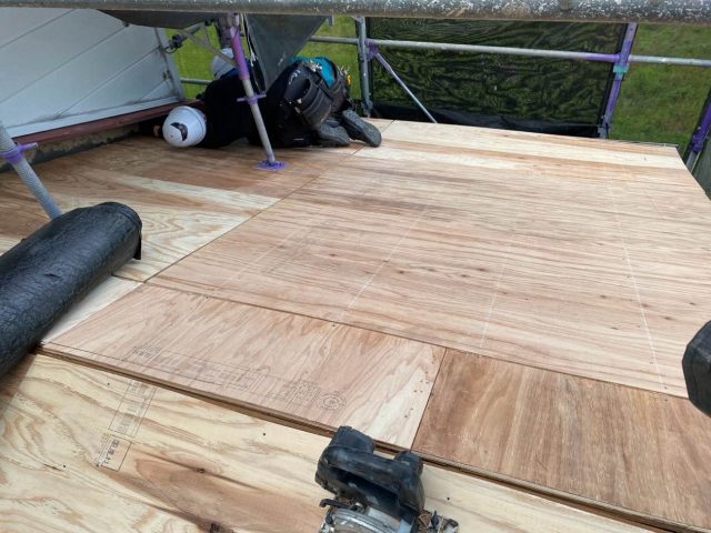 宇美町｜築50年セメント瓦屋根の葺き替え工事における野地板と防水シートの施工