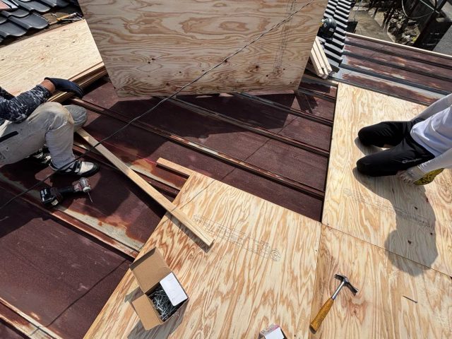 宇美町で屋根カバー工事にともない野地板を施工