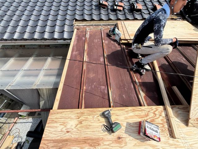 宇美町で屋根カバー工事における野地板を施工