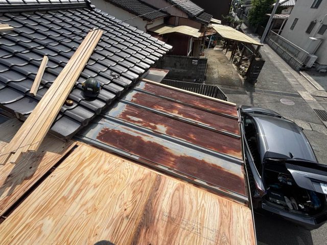 宇美町で屋根カバー工事で施工が進む野地板