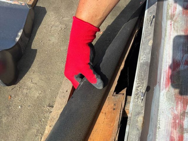 宇美町の瓦葺き直し工事中