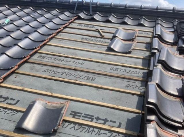 宇美町の瓦葺き直しに伴い設置された防水紙