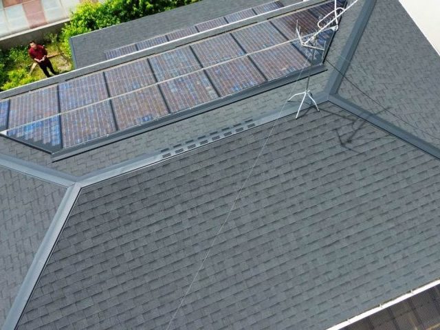 福岡市東区で屋根工事、棟板金・壁際板金とベランダ防水も同時施工で耐久性も向上