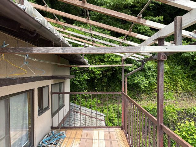 宗像市石丸｜老朽化が進み、飛散リスクが高まっていた危険なベランダ屋根の波板を撤去
