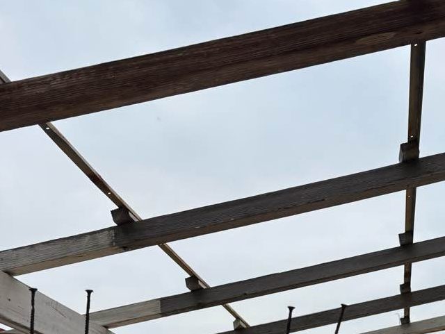 宗像市の波板撤去後残された木枠