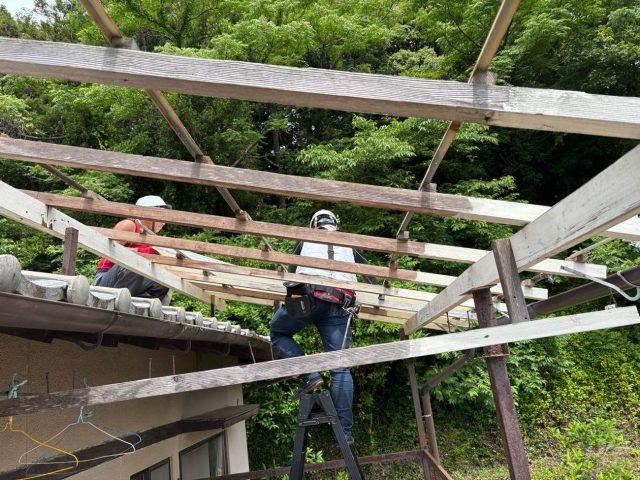宗像市のベランダ屋根の波板解体中