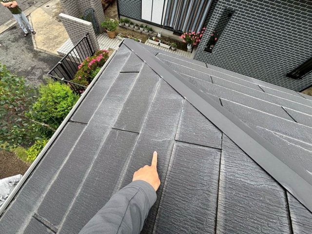 志免町で屋根調査で確認されたスレートひび割れ