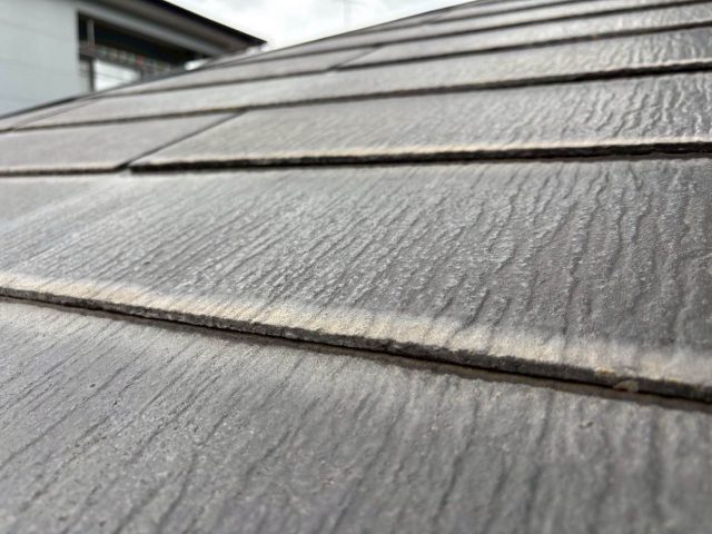 志免町で屋根調査で見つかったスレート塗膜の劣化