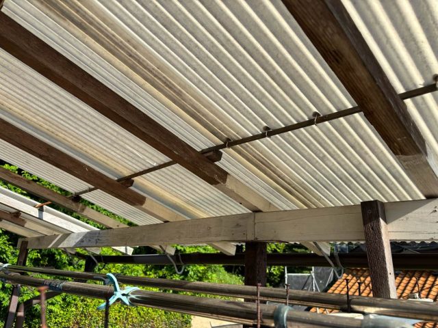 宗像市の劣化したベランダ屋根の波板