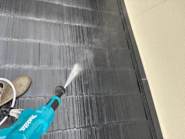 城南区のスレートの洗浄を行っているところ