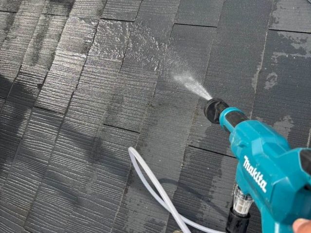 城南区の屋根カバー工法における洗浄作業