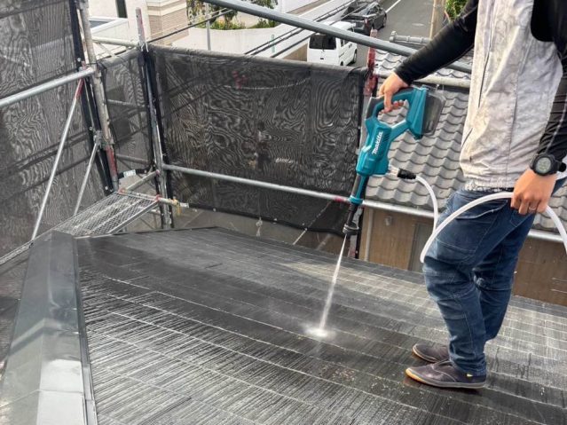 城南区での足場を設置し屋根を洗浄中