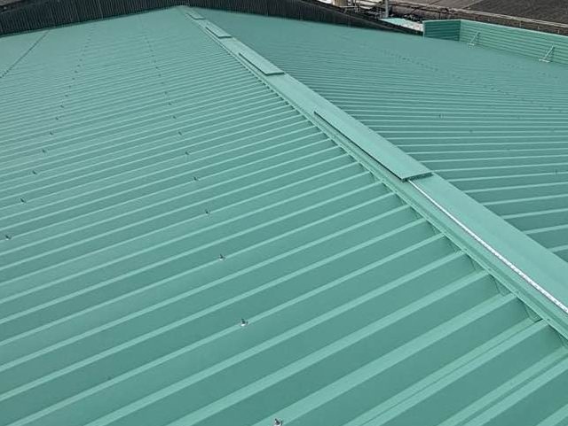 大牟田市の換気棟がついた新しい工場屋根