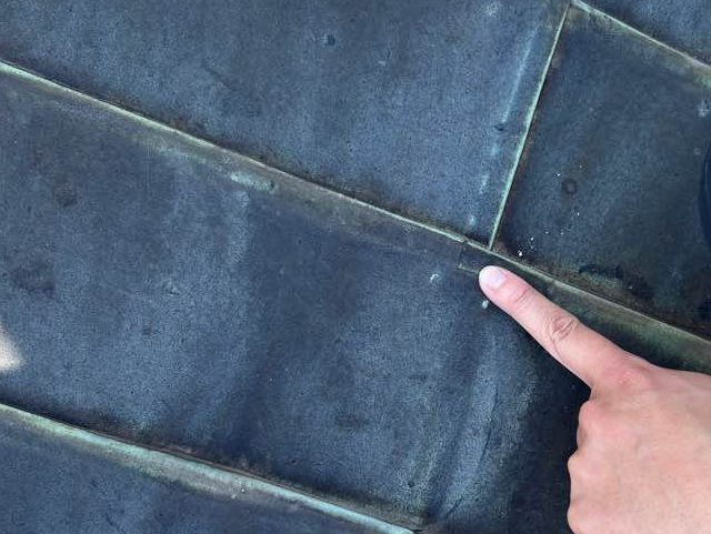 須恵町の飛来物によるスレートの傷