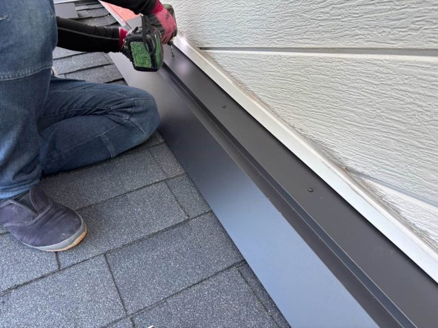 宇美町で屋根と外壁の取り合いに板金を施工中