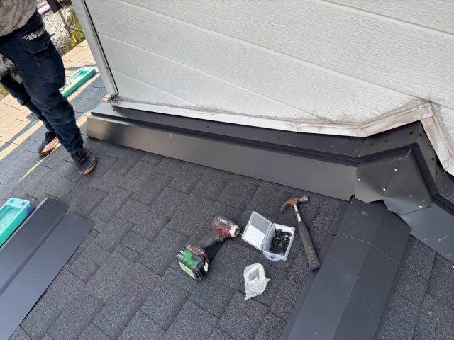 宇美町で屋根と外壁の接合部に板金施工