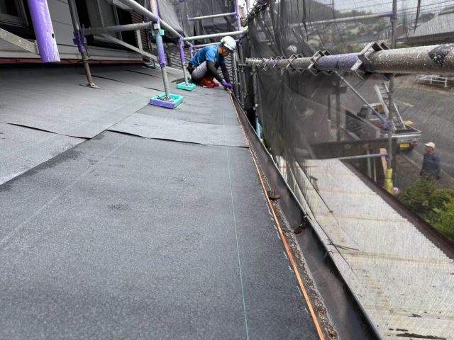 宇美町で防水シート上に屋根材を設置