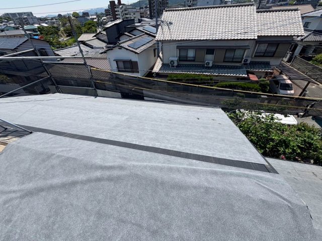 城南区でカバー工法の防水シート工程