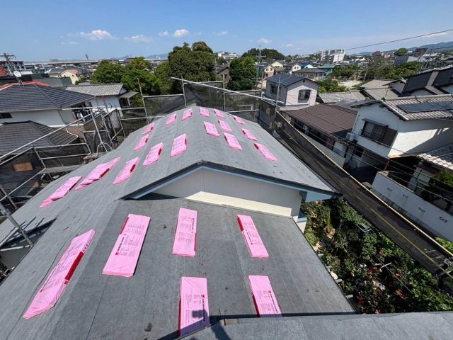 城南区で防水紙の上に準備された新しい屋根材