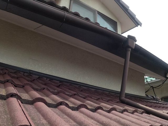 春日市の雨樋のズレ