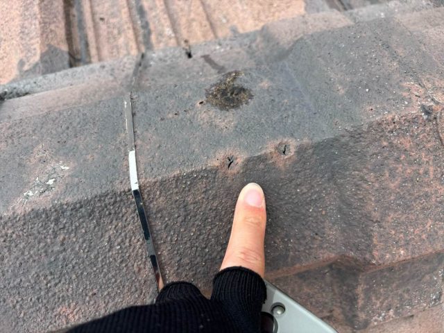 福岡市西区の点検で見つかったセメント瓦の穴あき