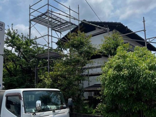博多区の葺き替え工事で設置された足場
