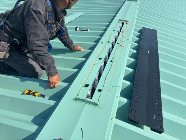 大牟田市の工場屋根の修理｜換気棟を設置して熱気と湿気を効率的に排出！快適な作業環境に